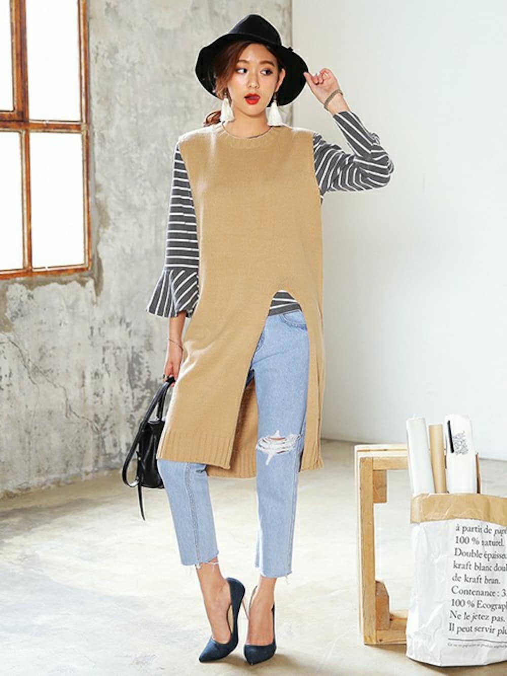 ブルー系のパンプス、ブルー系のデニムパンツ、グレー系のTシャツ/カットソーを着用したレディースの秋コーディネートの1枚目の写真