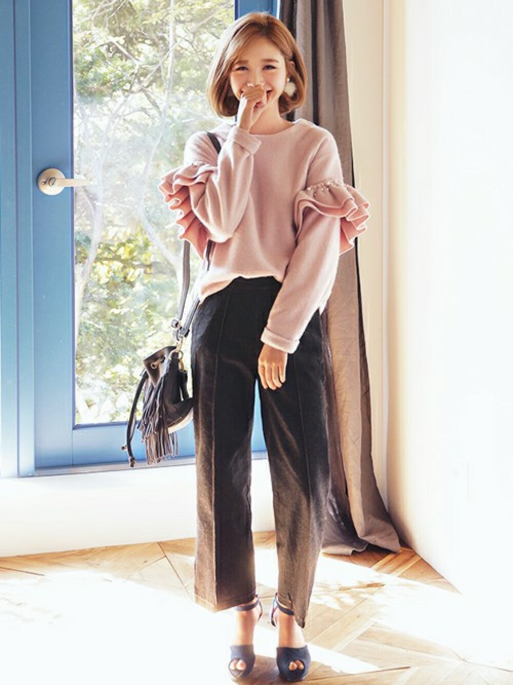 「カジュアル、denim、パール、dholic、フリル、ガーリー、デザイントップス、ピンタック、ワイドデニム」｜「DHOLICのピンタックウエストゴムワイドジーンズ（デニムパンツ、ブラック系）」を使った、ディーホリックさん（レディース・159cm）の秋コーディネートの1枚目の写真