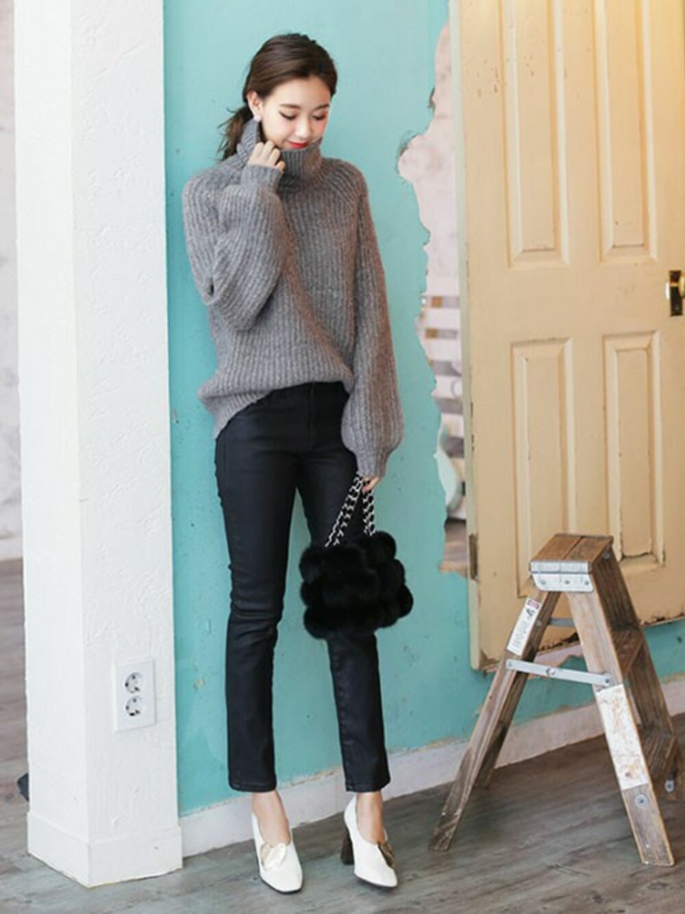 その他のTシャツ/カットソー、グレー系のニット/セーター、ブラック系のその他パンツを着用したレディースの秋コーディネートの1枚目の写真