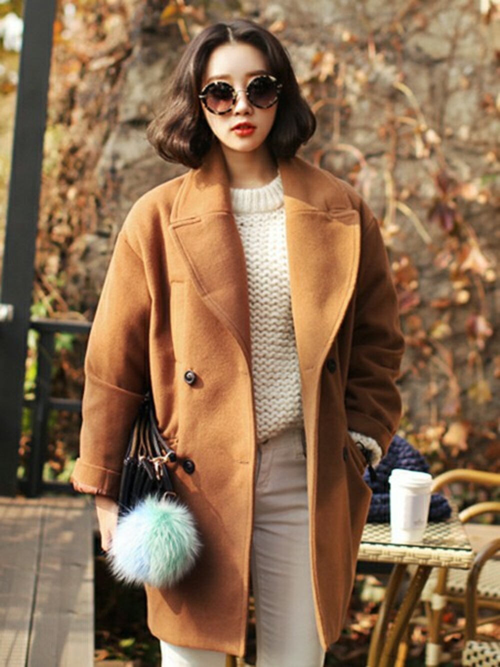 ブラウン系のその他アウター、その他のTシャツ/カットソー、ホワイト系のトップスを着用したレディースの秋コーディネートの1枚目の写真