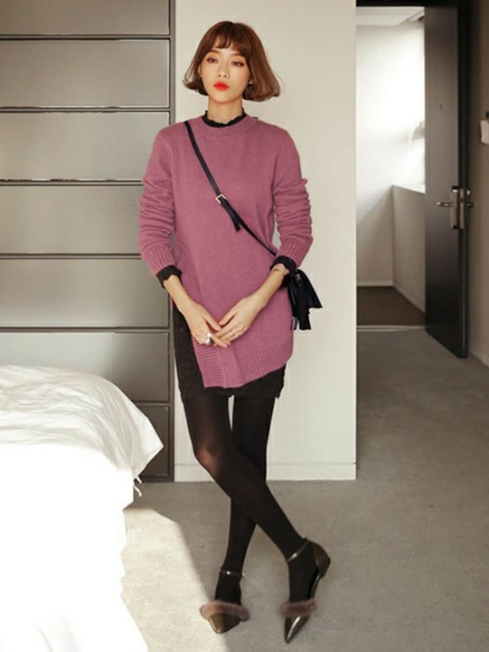 パープル系のニット/セーター、ブラック系のドレス、グリーン系のパンプスを着用したレディースの秋コーディネートの1枚目の写真
