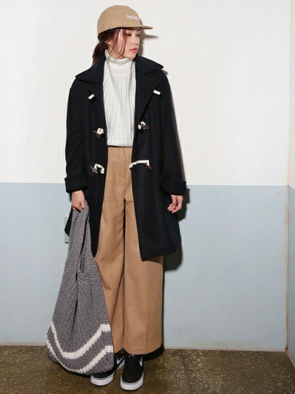 ブルー系のその他アウター、ホワイト系のニット/セーター、ベージュ系のその他パンツを着用したレディースの秋コーディネートの1枚目の写真