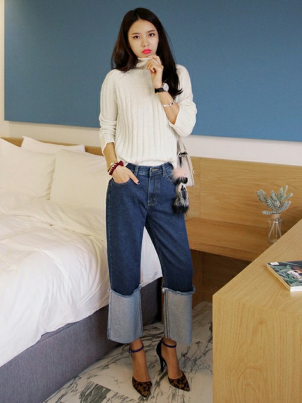 ブルー系のデニムパンツ、ホワイト系のニット/セーター、その他のTシャツ/カットソーを着用したレディースの秋コーディネートの1枚目の写真