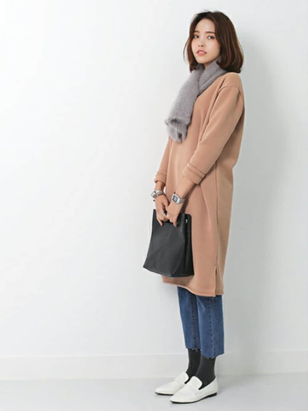 ベージュ系のワンピース、ブルー系のデニムパンツ、その他のTシャツ/カットソーを着用したレディースの秋コーディネートの1枚目の写真