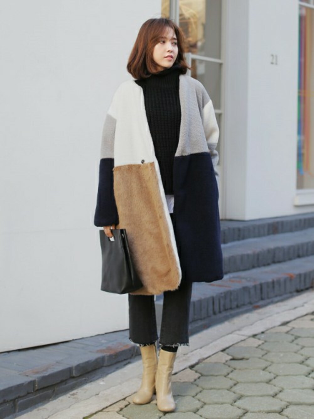 その他のその他アウター、ブラック系のニット/セーター、グレー系のデニムパンツを着用したレディースの冬コーディネートの1枚目の写真