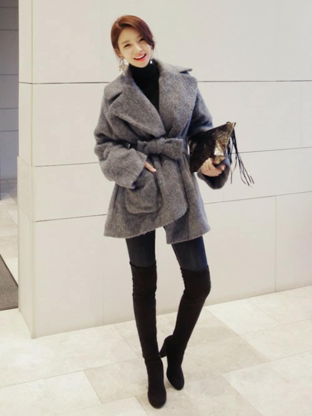 グレー系のその他アウターを着用したレディースの冬コーディネートの1枚目の写真