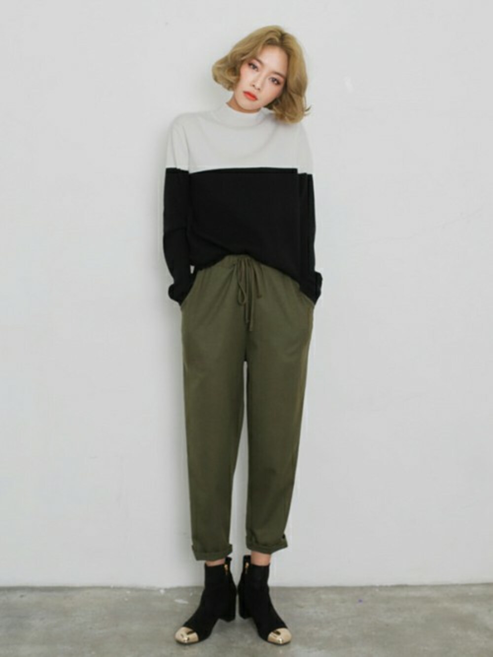 「ニット、ボーイッシュ、バイカラー、ハイネック、ショートブーツ、dholic、ヒール、クロップドパンツ、イージーパンツ」｜「DHOLICのバイカラーモックネックニットプルオーバー（ニット/セーター、ブラック系）」を使った、ディーホリックさん（レディース・165cm）の冬コーディネートの1枚目の写真