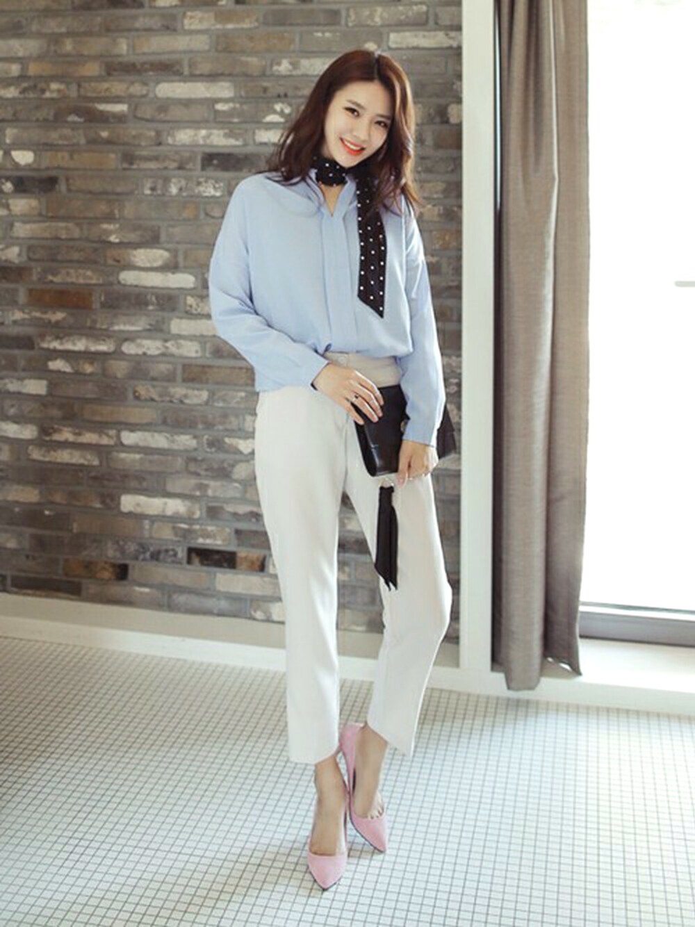 その他のTシャツ/カットソー、ブルー系のシャツ/ブラウス、ベージュ系のスラックスを着用したレディースの冬コーディネートの1枚目の写真