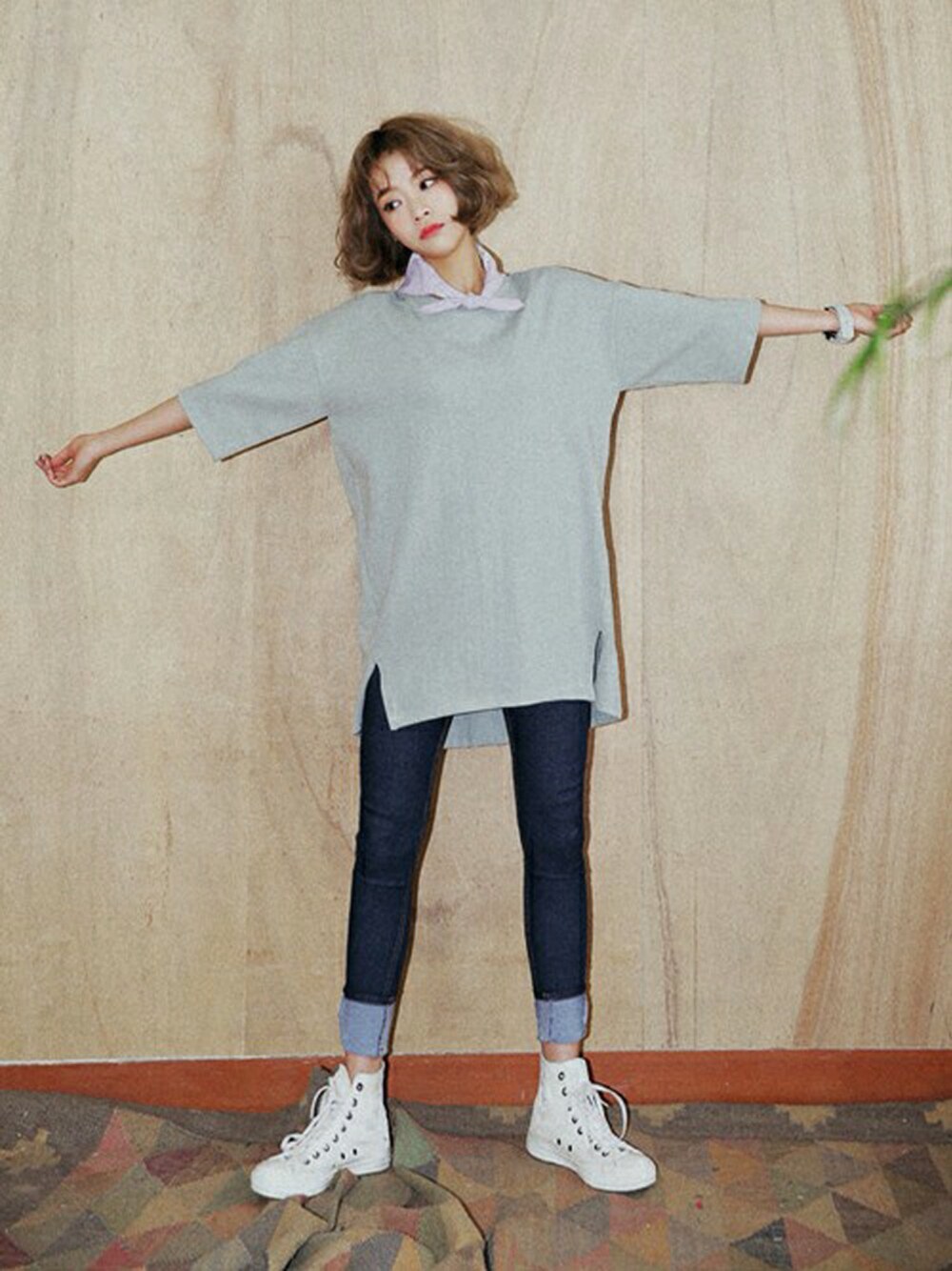 グレー系のTシャツ/カットソー、ブルー系のデニムパンツを着用したレディースの冬コーディネートの1枚目の写真