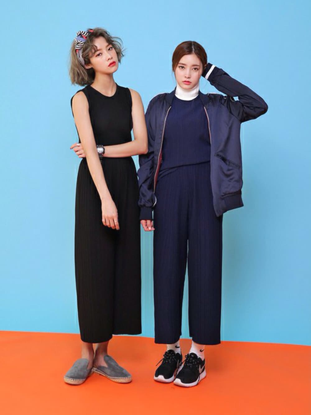 その他のTシャツ/カットソー、ブラック系のタンクトップを着用したレディースの冬コーディネートの1枚目の写真