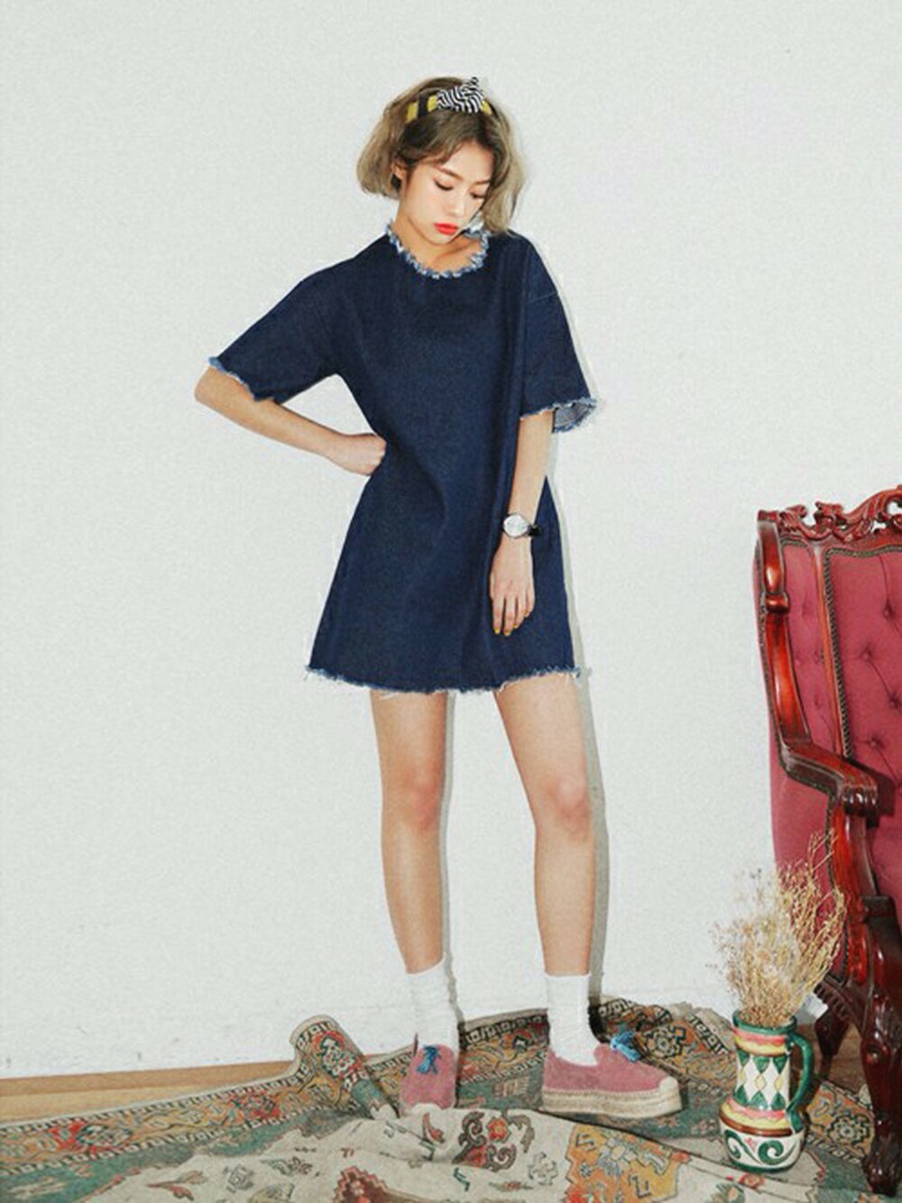 その他のTシャツ/カットソー、ブルー系のワンピースを着用したレディースの春コーディネートの1枚目の写真