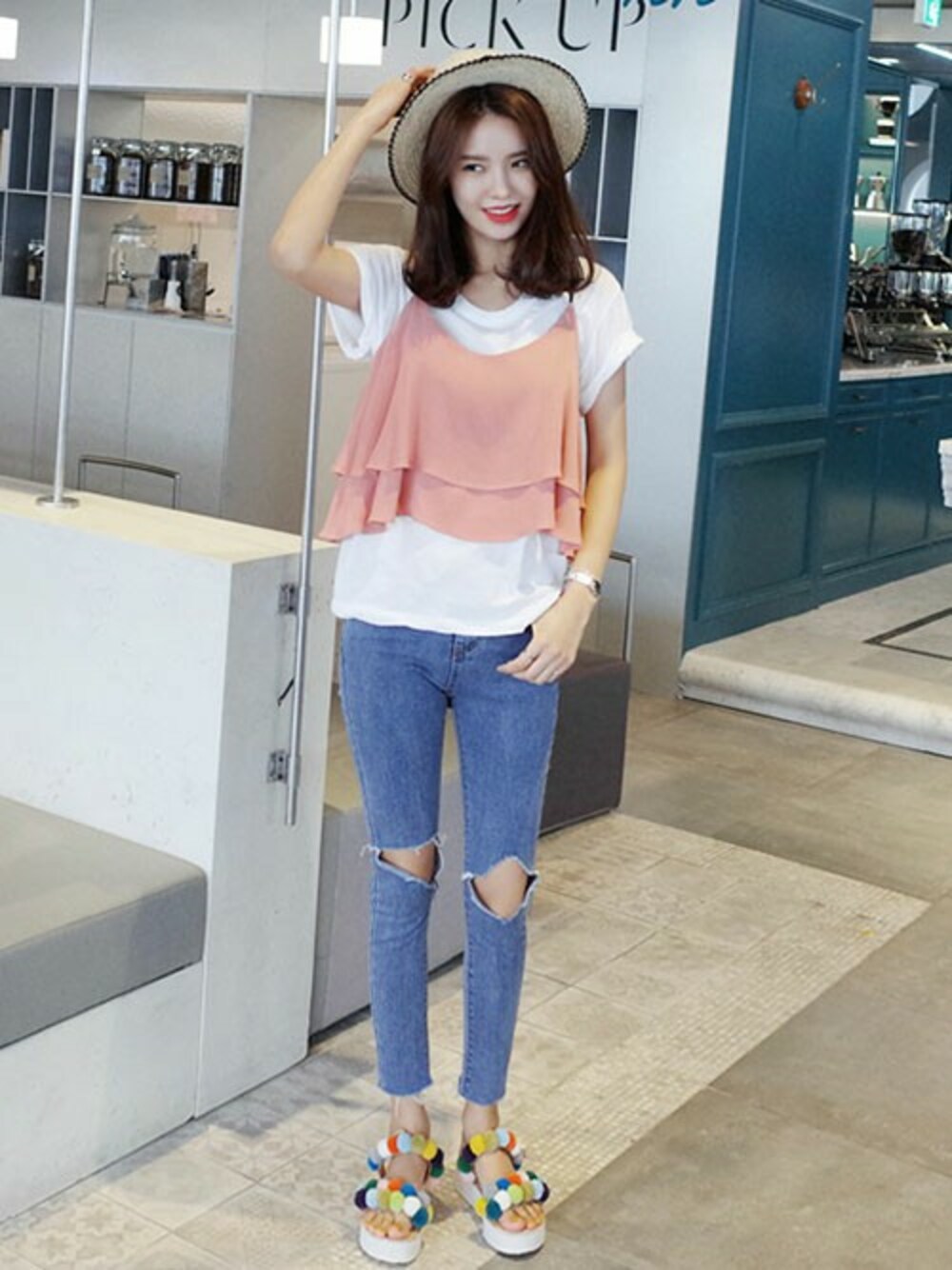 その他のTシャツ/カットソー、ピンク系のキャミソール、その他のサンダルを着用したレディースの春コーディネートの1枚目の写真