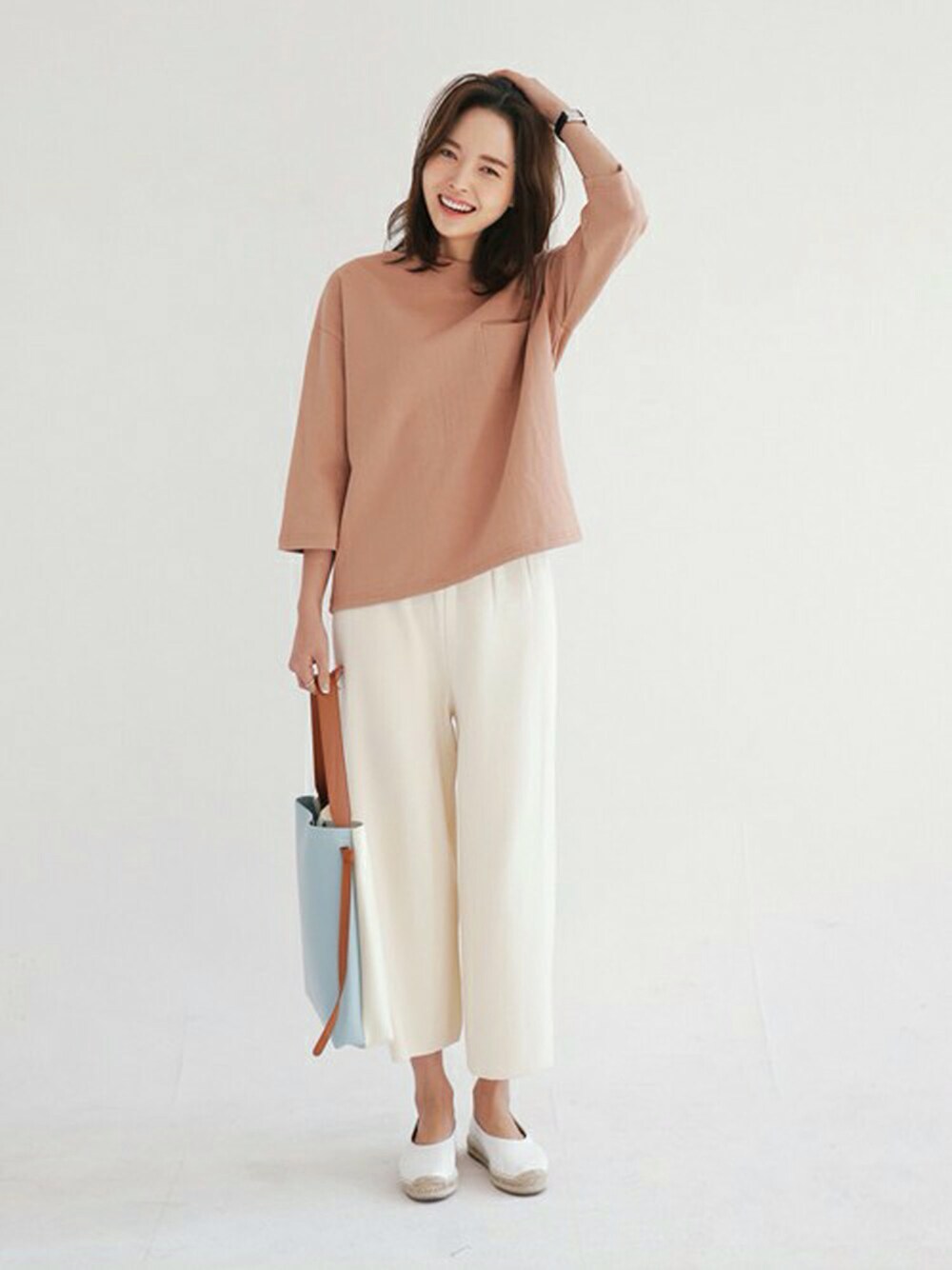 ピンク系のTシャツ/カットソー、ホワイト系のその他パンツを着用したレディースの春コーディネートの1枚目の写真