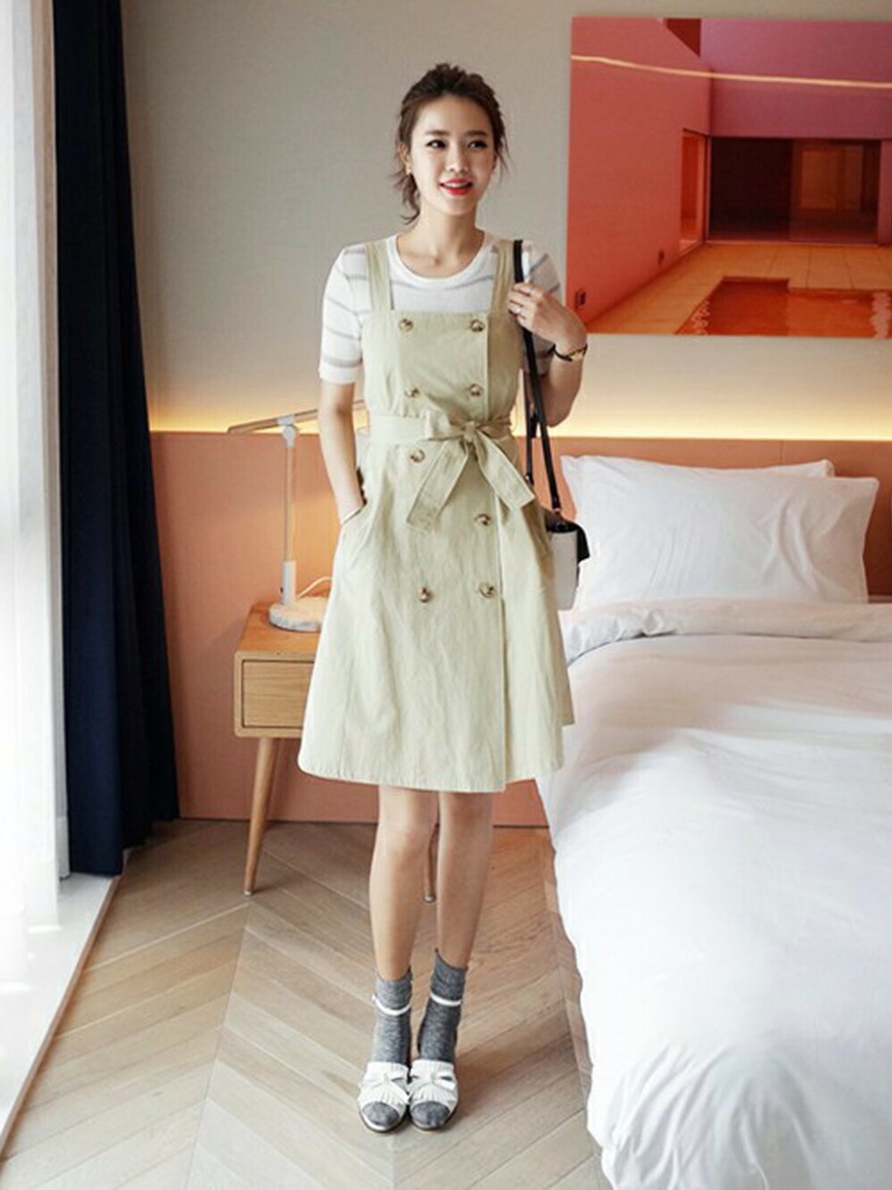 その他のTシャツ/カットソー、ベージュ系のワンピース、ホワイト系のTシャツ/カットソーを着用したレディースの春コーディネートの1枚目の写真