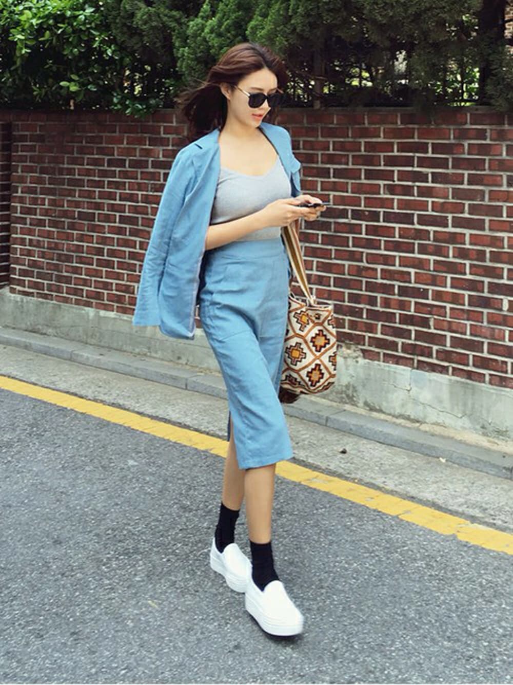 その他のTシャツ/カットソー、グレー系のキャミソール、ブルー系のテーラードジャケットを着用したレディースの春コーディネートの1枚目の写真