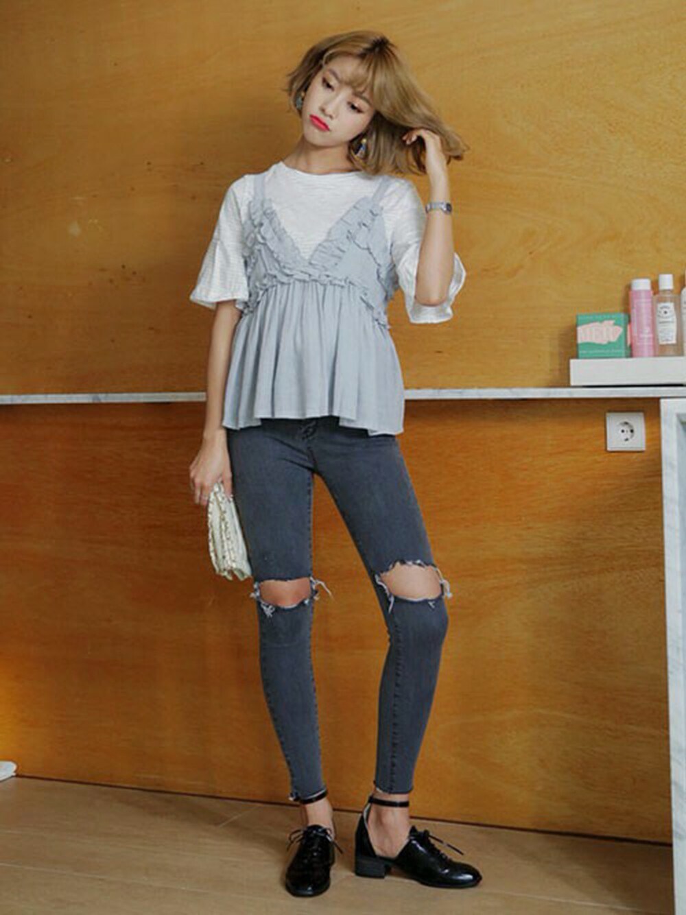 その他のTシャツ/カットソー、グレー系のTシャツ/カットソー、ブラック系のデニムパンツを着用したレディースの春コーディネートの1枚目の写真