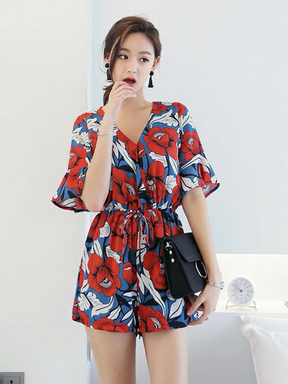 レッド系のつなぎ/オールインワンを着用したレディースの春コーディネートの1枚目の写真