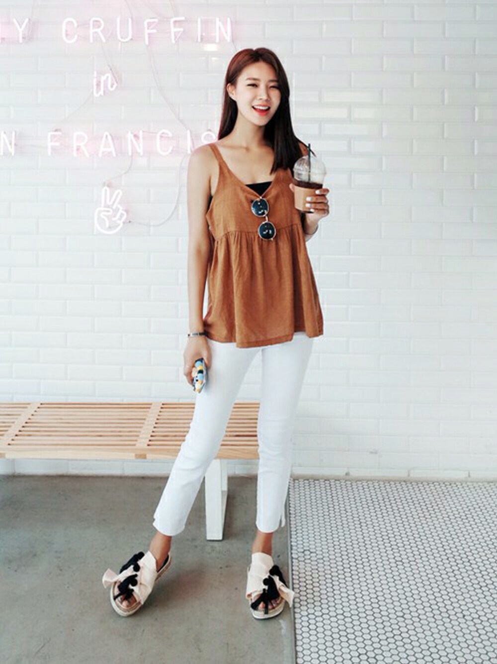 ブラウン系のシャツ/ブラウス、ホワイト系のその他パンツ、その他のTシャツ/カットソーを着用したレディースの夏コーディネートの1枚目の写真