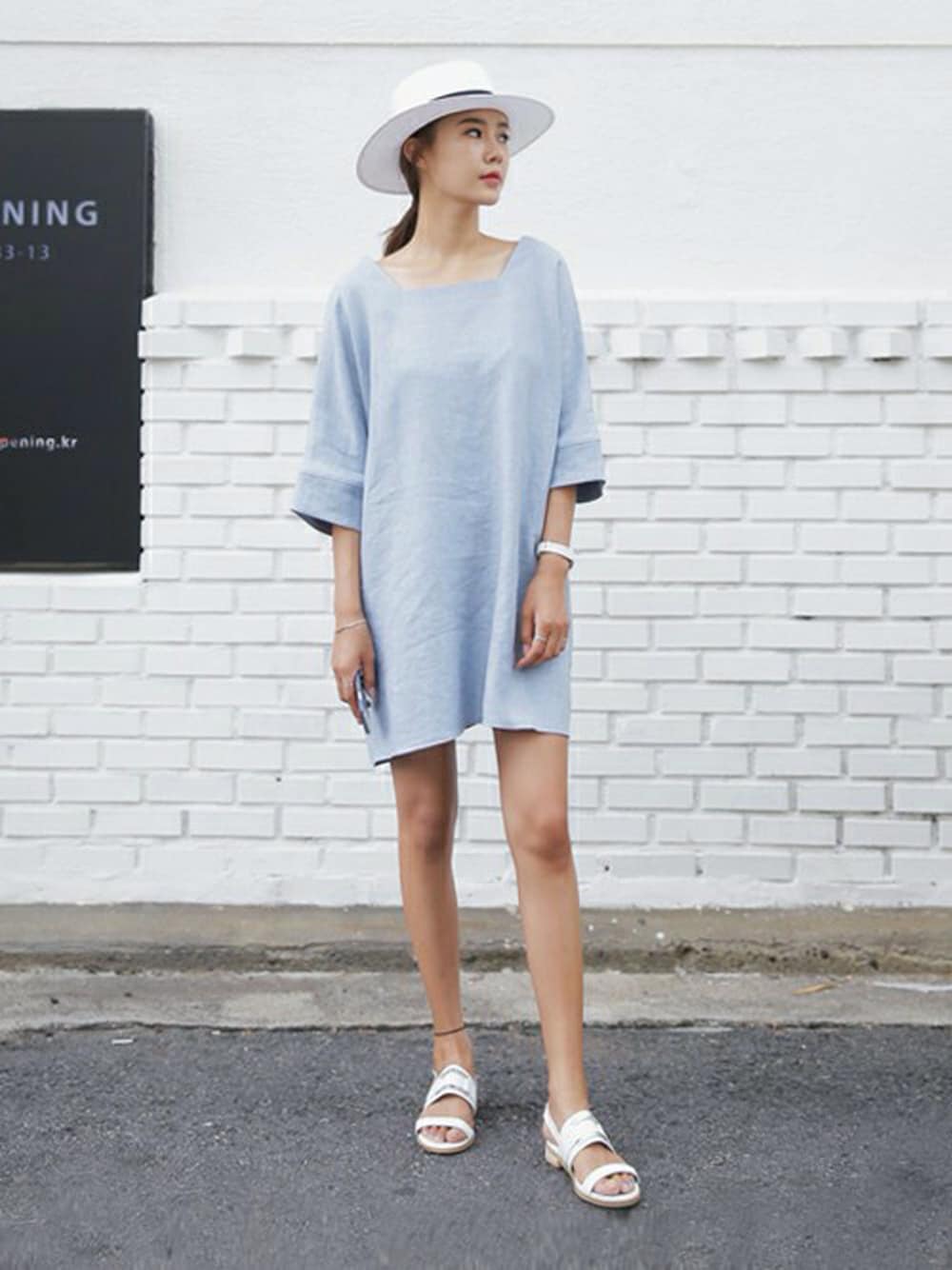 ブルー系のワンピース、その他のTシャツ/カットソー、ホワイト系のトップスを着用したレディースの夏コーディネートの1枚目の写真