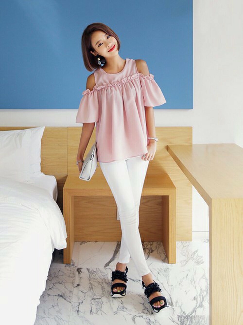 ピンク系のTシャツ/カットソー、その他のTシャツ/カットソー、ホワイト系のトップスを着用したレディースの夏コーディネートの1枚目の写真