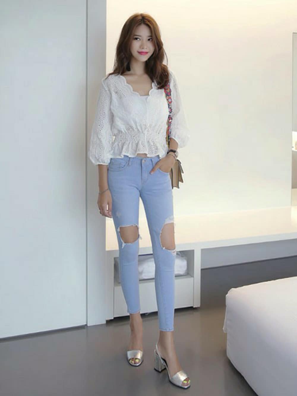 ホワイト系のシャツ/ブラウス、ブルー系のデニムパンツ、その他のTシャツ/カットソーを着用したレディースの夏コーディネートの1枚目の写真
