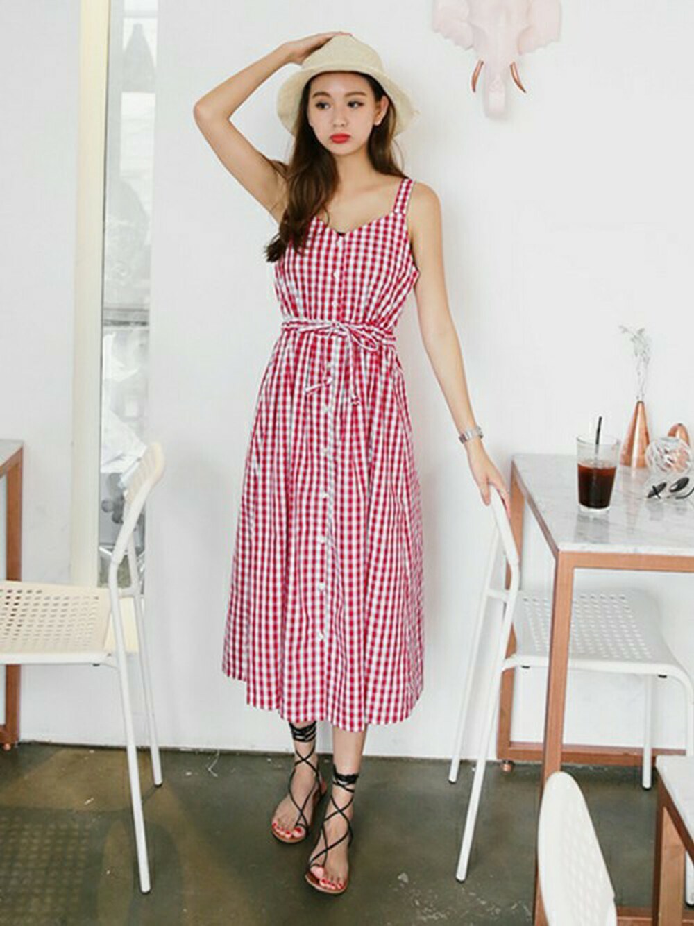 レッド系のワンピース、その他のTシャツ/カットソー、ホワイト系のトップスを着用したレディースの夏コーディネートの1枚目の写真