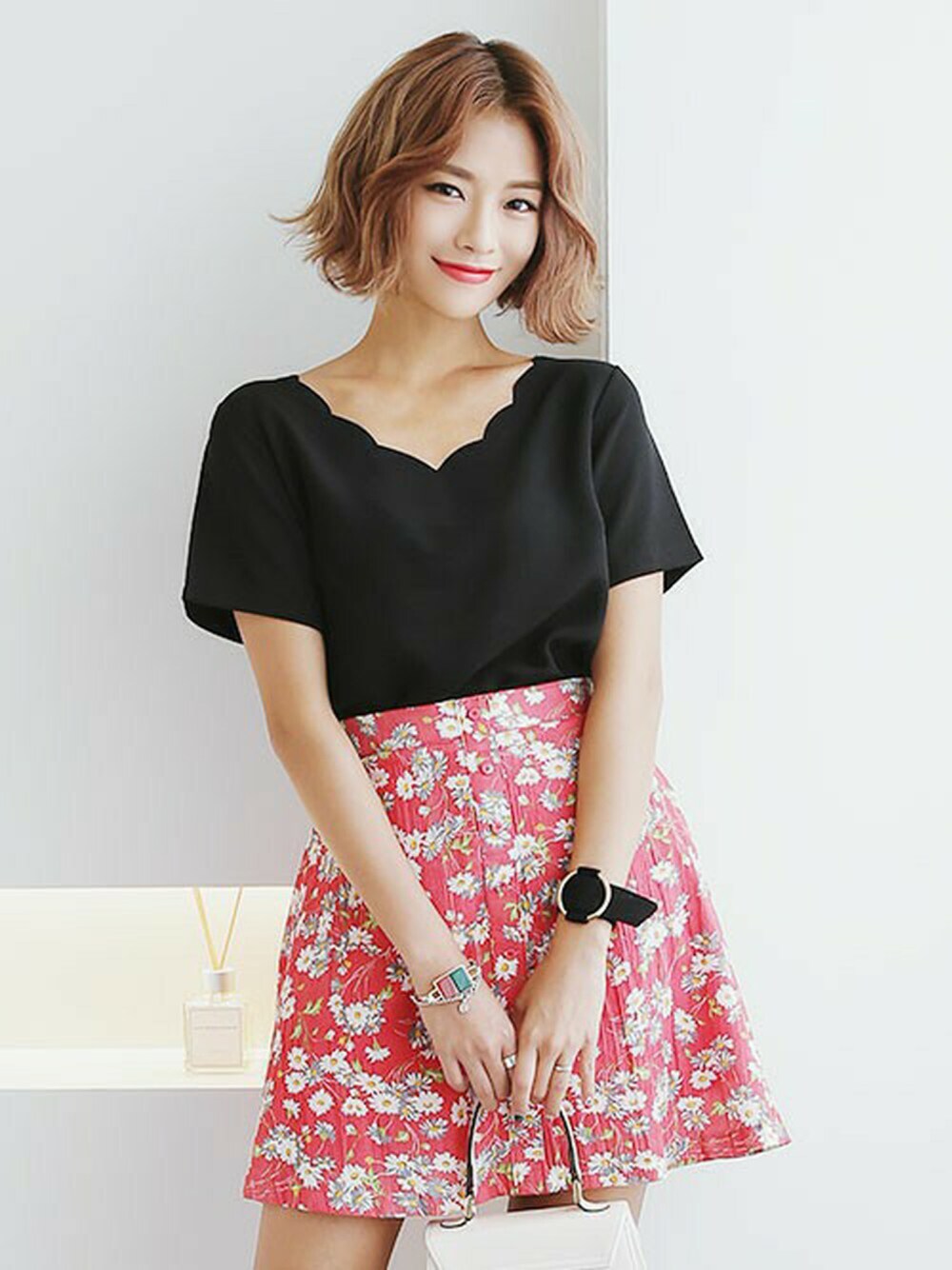 ブラック系のシャツ/ブラウス、レッド系のスカートを着用したレディースの夏コーディネートの1枚目の写真