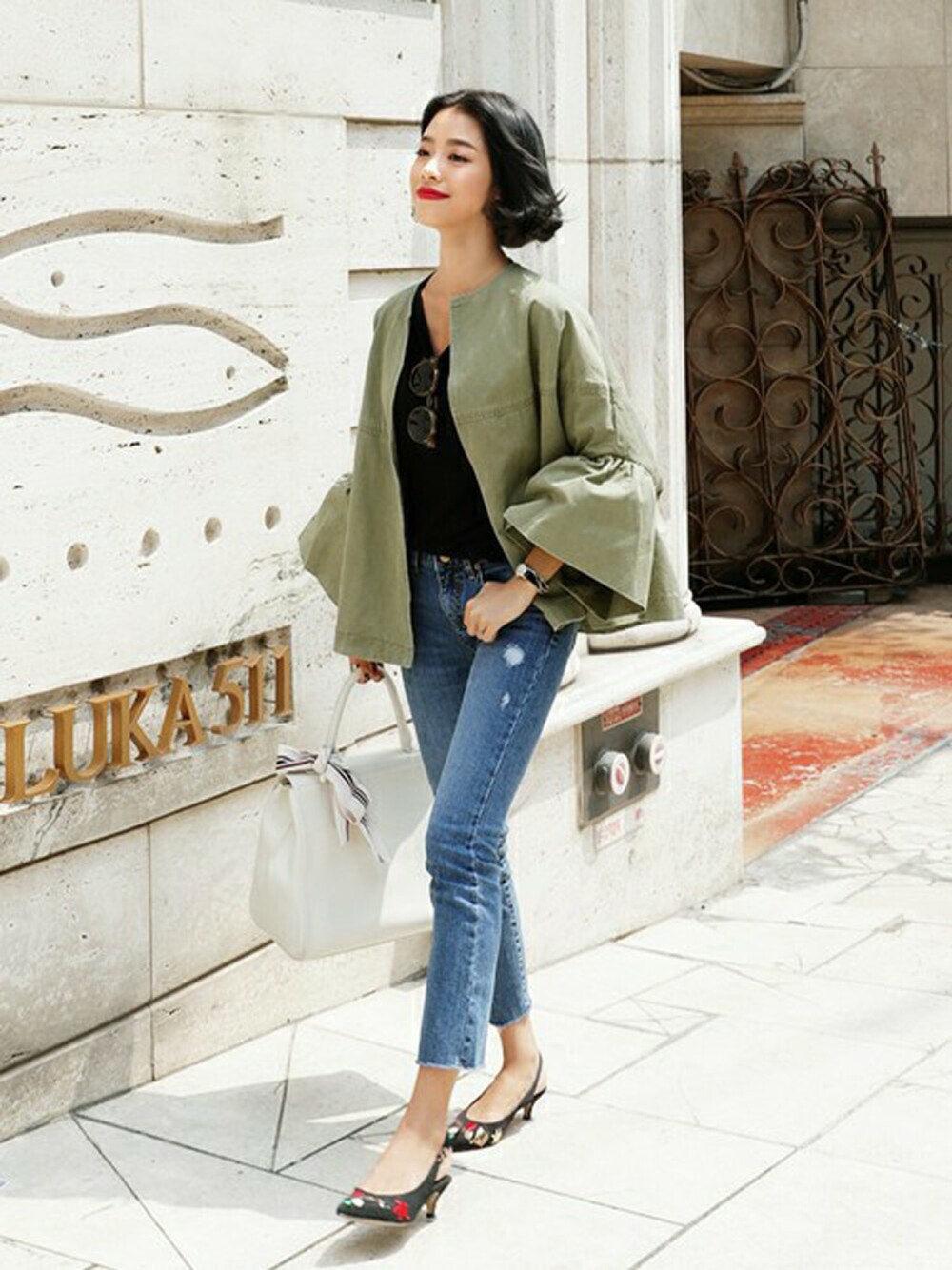 グリーン系のノーカラージャケット、ブラック系のTシャツ/カットソーを着用したレディースの夏コーディネートの1枚目の写真