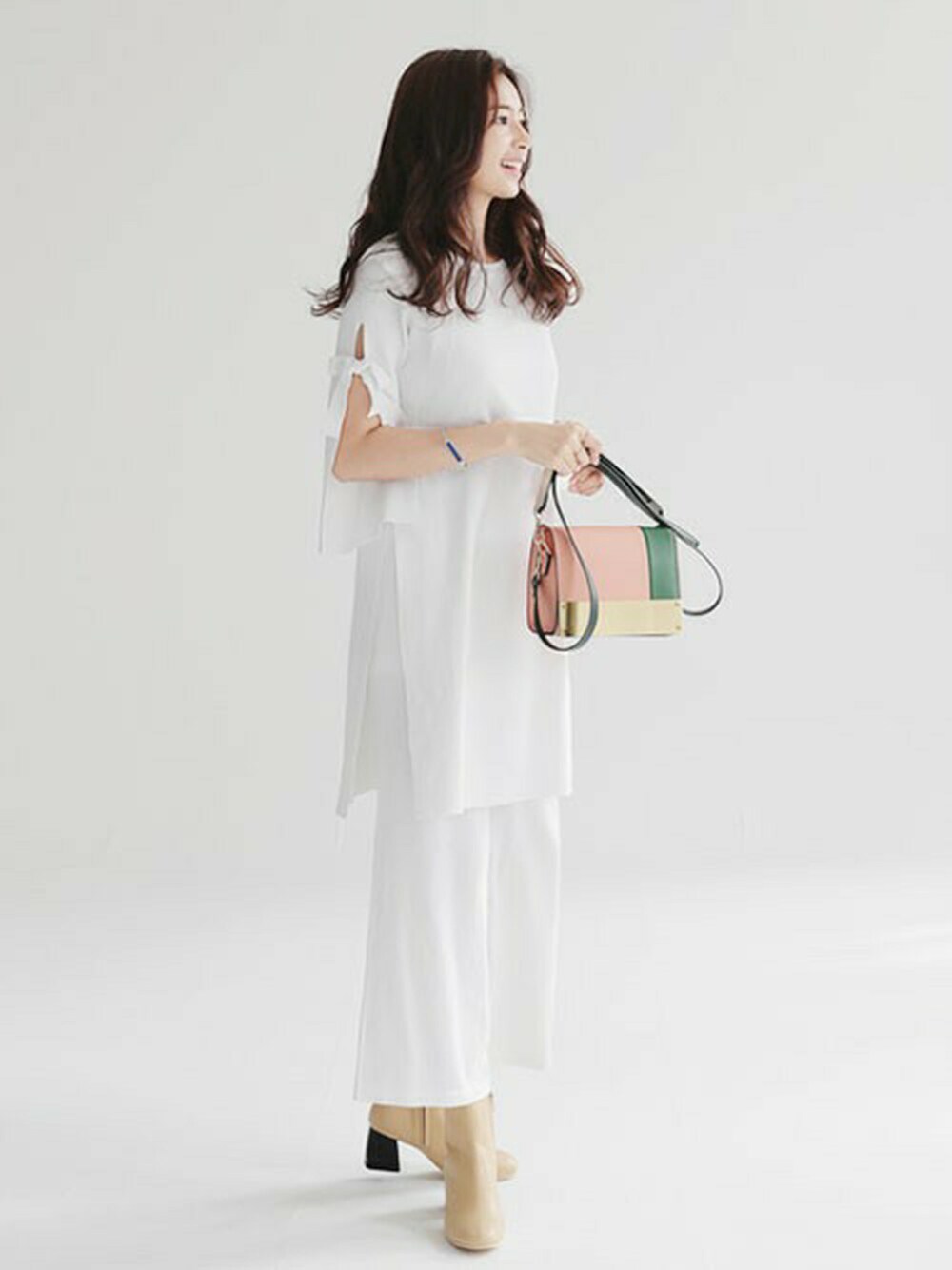 ホワイト系のベスト、ホワイト系のトップス、ホワイト系のその他を着用したレディースの夏コーディネートの1枚目の写真
