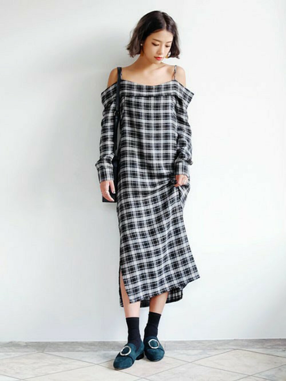 ブラック系のワンピース、その他のTシャツ/カットソー、ホワイト系のトップスを着用したレディースの夏コーディネートの1枚目の写真