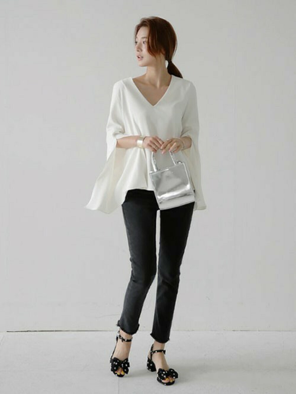 ホワイト系のシャツ/ブラウスを着用したレディースの秋コーディネートの1枚目の写真