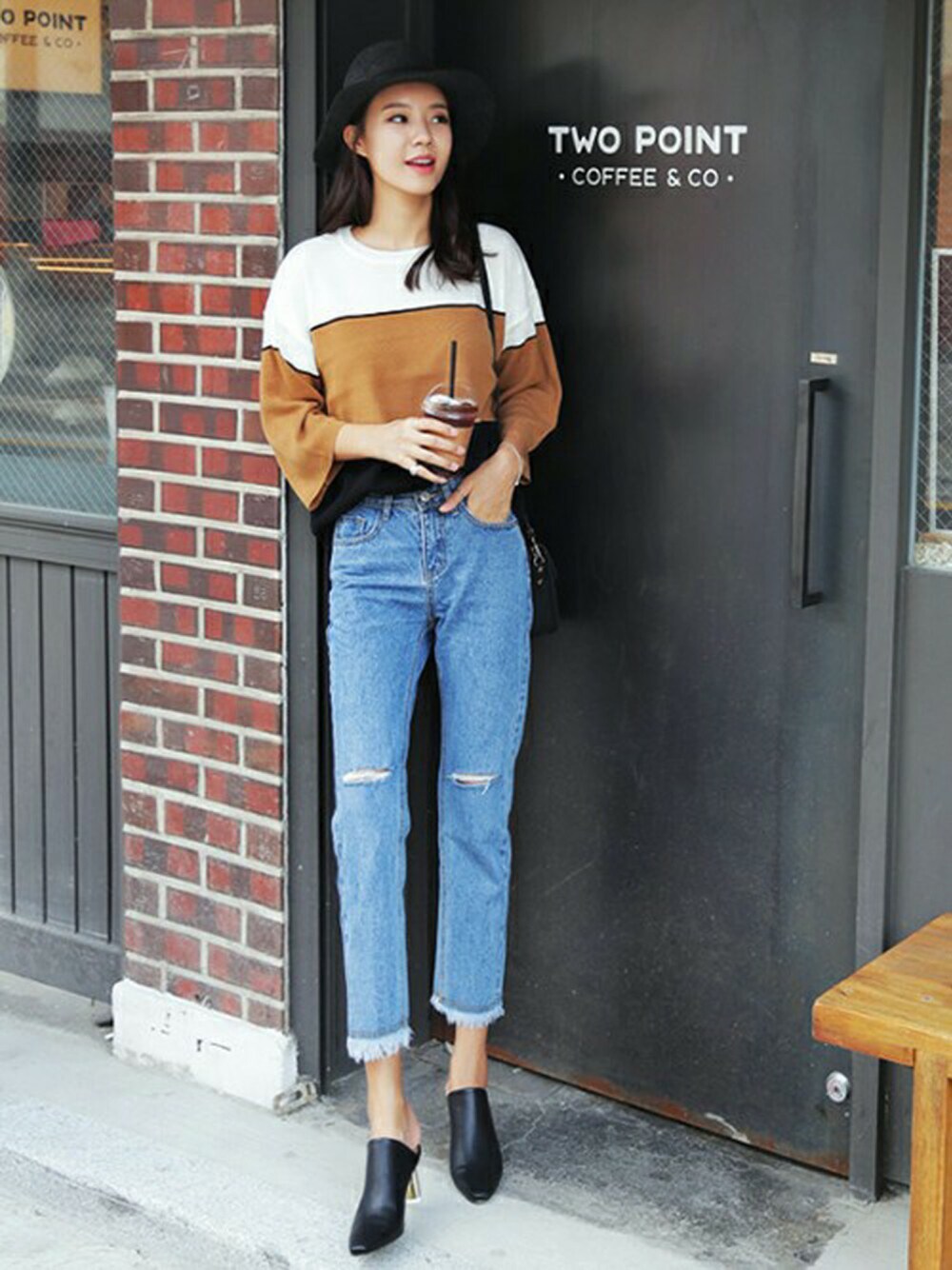 ブラウン系のTシャツ/カットソー、ブルー系のデニムパンツ、ブラック系のパンプスを着用したレディースの秋コーディネートの1枚目の写真
