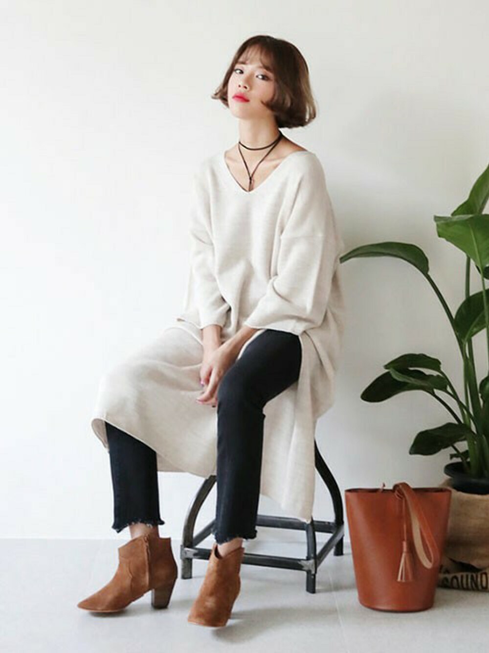 ホワイト系のニット/セーター、ブラウン系のブーツ、その他のTシャツ/カットソーを着用したレディースの秋コーディネートの1枚目の写真