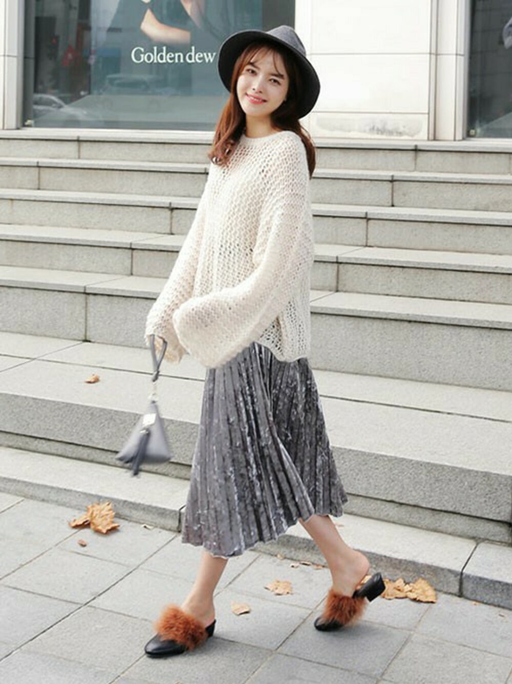 ホワイト系のニット/セーター、グレー系のスカート、ブラウン系のその他シューズを着用したレディースの秋コーディネートの1枚目の写真