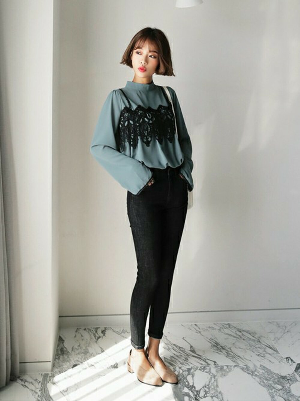 「デニム、ブラウス、パンプス、レース、dholic、スキニーデニム、coordinate、秋」｜「DHOLICのレースレイヤードブラウス（シャツ/ブラウス、グリーン系）」を使った、ディーホリックさん（レディース・165cm）の秋コーディネートの1枚目の写真