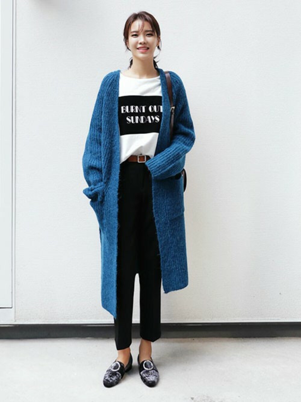 ブルー系のカーディガン/ボレロ、ブラック系のその他パンツ、ホワイト系のTシャツ/カットソーを着用したレディースの秋コーディネートの1枚目の写真