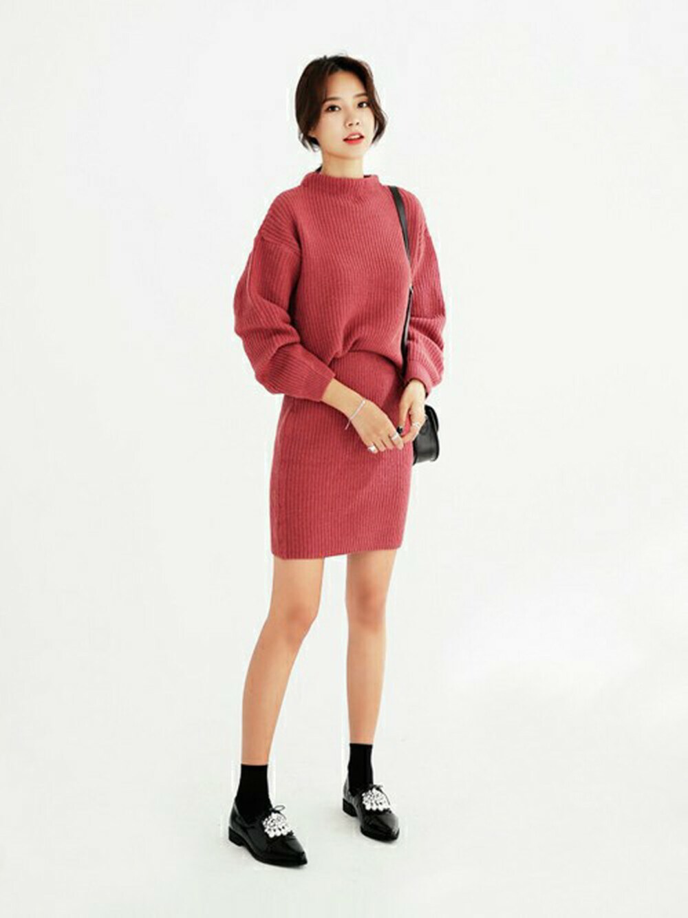 ピンク系のスカート、ピンク系のニット/セーターを着用したレディースの秋コーディネートの1枚目の写真