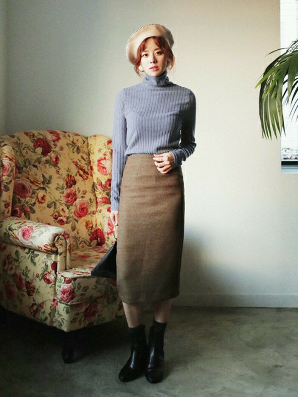 ブルー系のTシャツ/カットソー、グリーン系のスカート、ベージュ系のハンチング/ベレー帽を着用したレディースの秋コーディネートの1枚目の写真