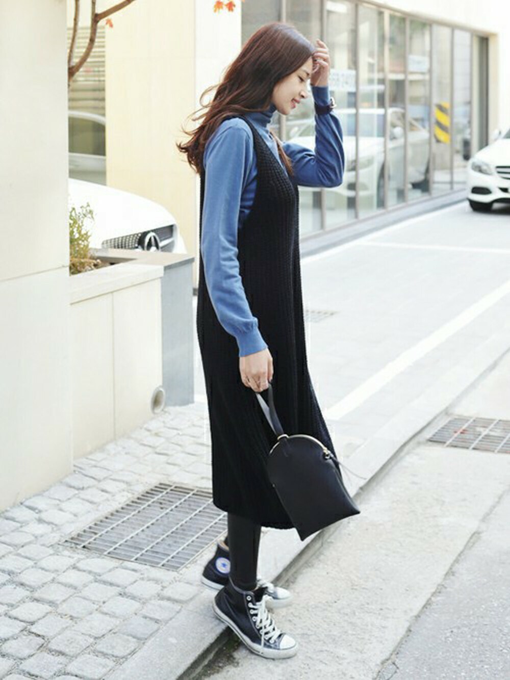 ブラック系のワンピース、ブラック系のレギンス/スパッツを着用したレディースの秋コーディネートの1枚目の写真