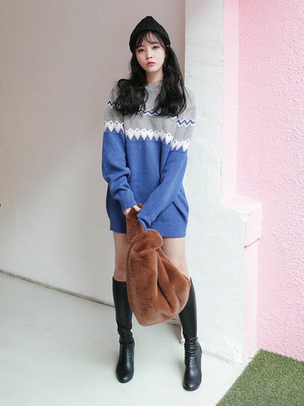 ブルー系のニット/セーター、ブラウン系のトートバッグ、その他のTシャツ/カットソーを着用したレディースの冬コーディネートの1枚目の写真