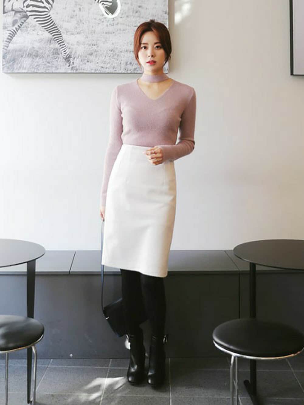 ピンク系のニット/セーター、ホワイト系のスカート、その他のTシャツ/カットソーを着用したレディースの冬コーディネートの1枚目の写真