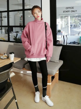 「アイテム（スウェット、ピンク系）」を使った、ディーホリックさん（レディース・169cm）の冬コーディネート