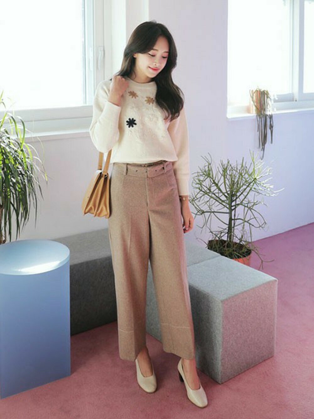 ホワイト系のニット/セーター、ベージュ系のその他パンツ、その他のTシャツ/カットソーを着用したレディースの冬コーディネートの1枚目の写真