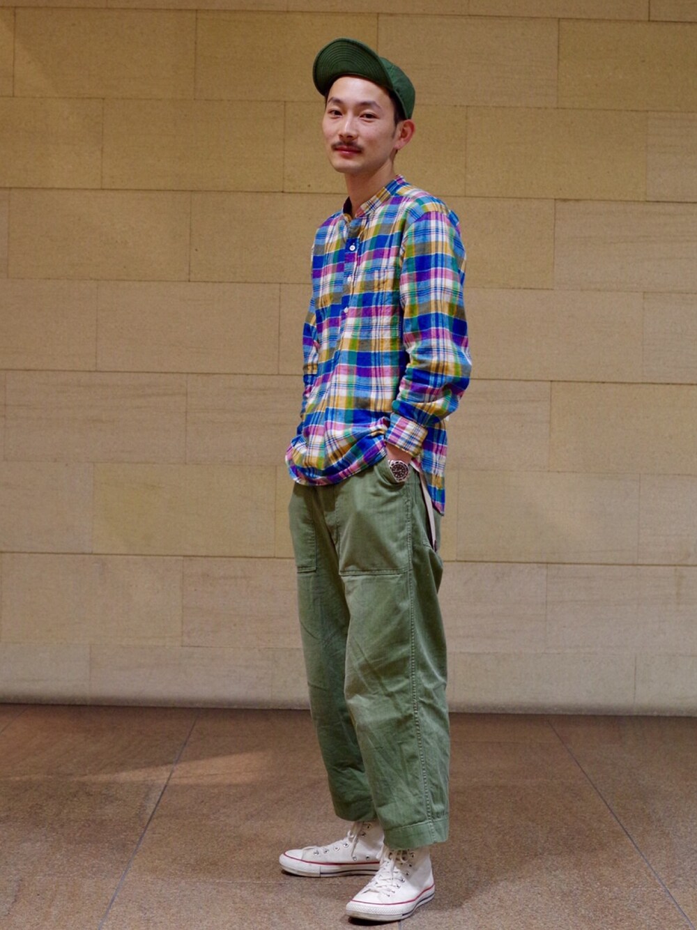 「beamsplus」｜「Nigel Cabournのアイテム（キャップ、グリーン系）」を使った、マンマミーヤ田口さん（メンズ・171cm）の夏コーディネートの1枚目の写真