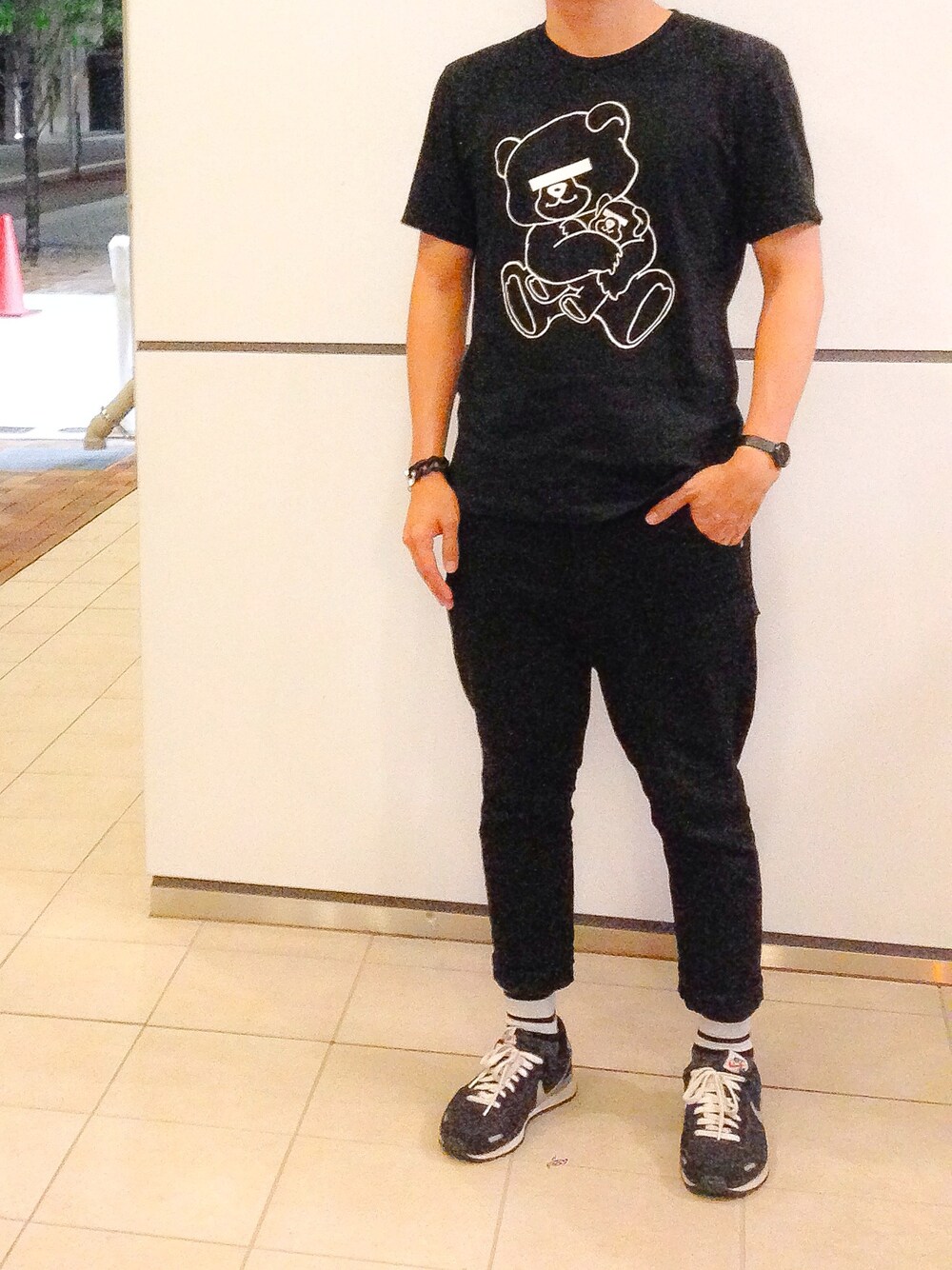 ブラック系のTシャツ/カットソー、ブラック系のデニムパンツ、ブラック系のスニーカーを着用したメンズの夏コーディネートの1枚目の写真