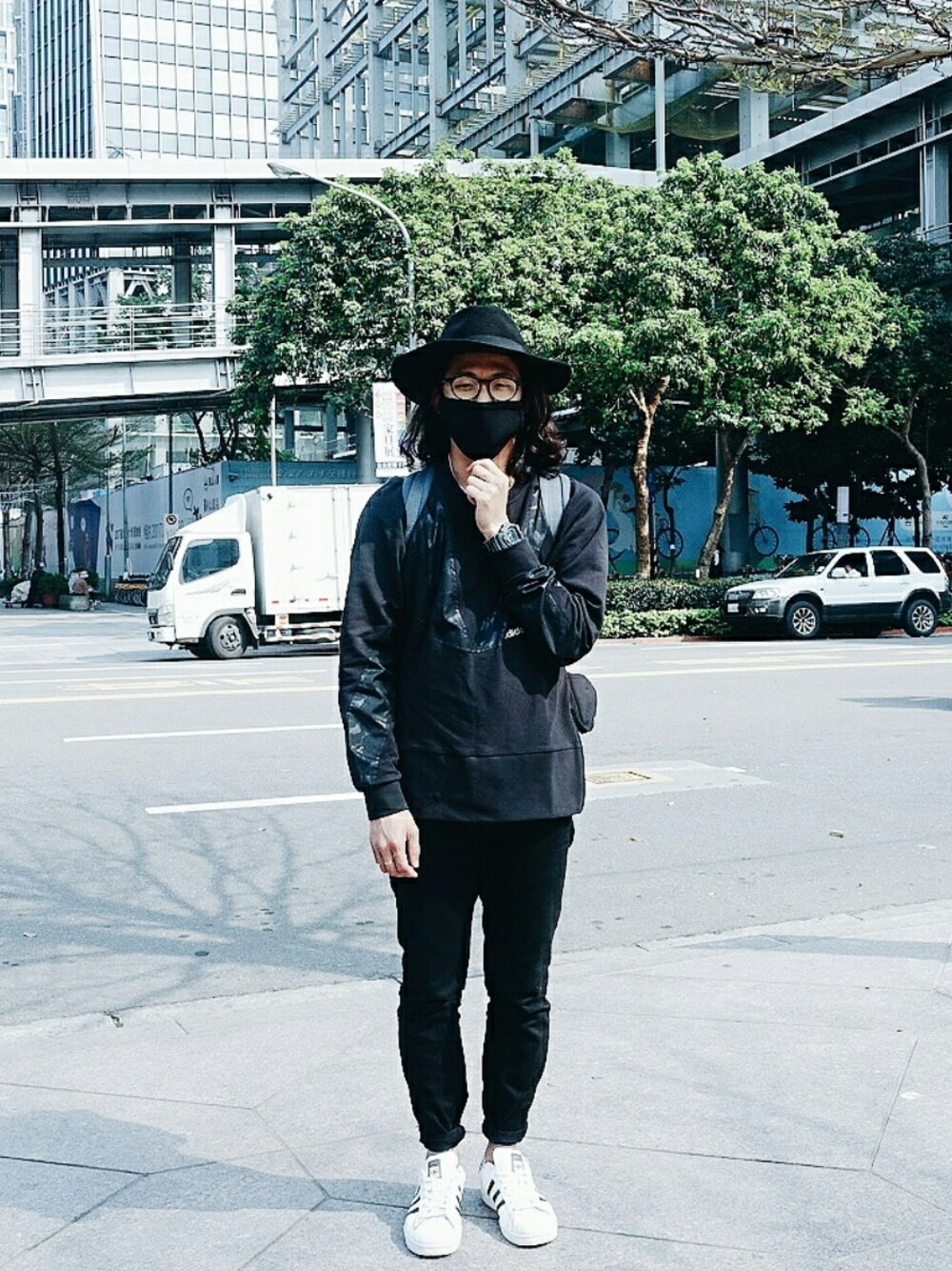 「black」｜「adidasのアイテム（トップス、ブラック系）」を使った、Locco Kevinさん（メンズ・173cm）の春コーディネートの1枚目の写真