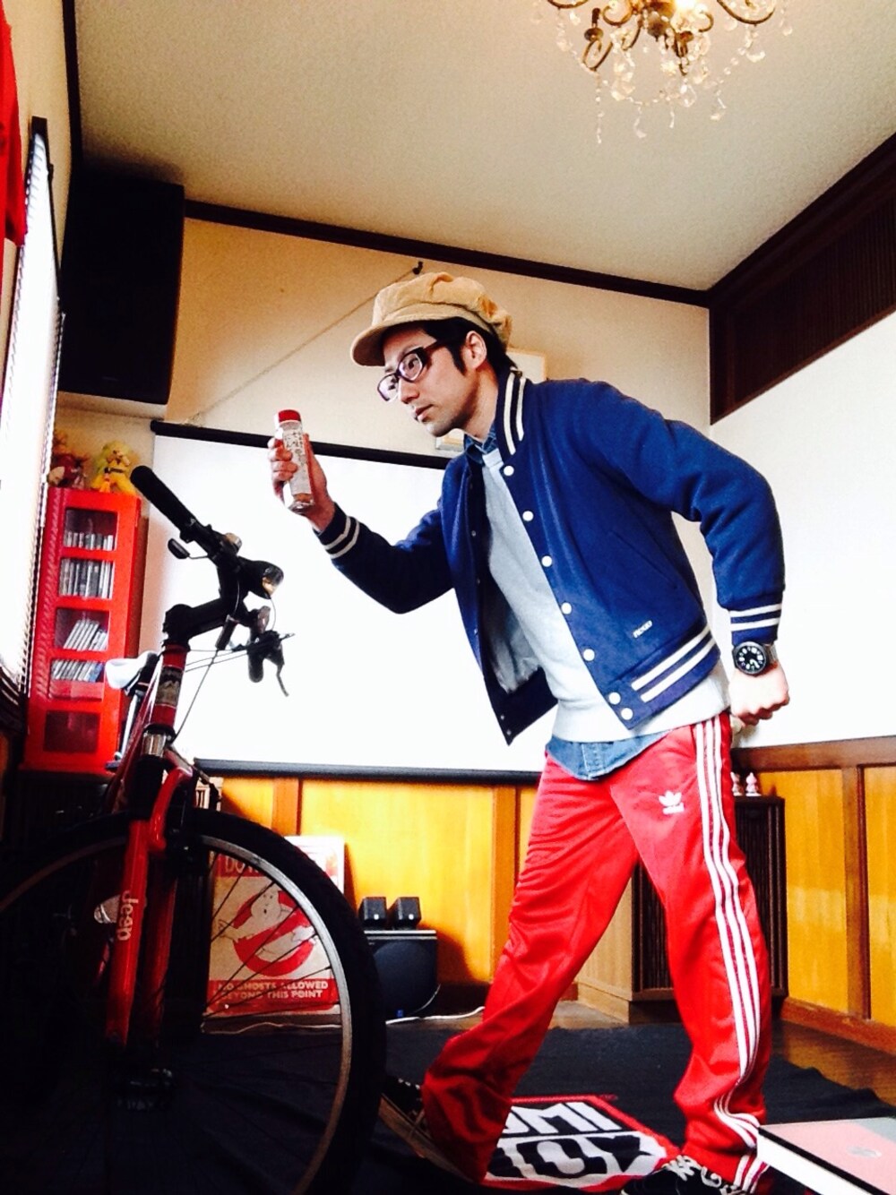 「adidas、赤、古着、VANS」｜「adidasのアイテム（その他パンツ、レッド系）」を使った、tajiさん（メンズ・165cm）の冬コーディネートの1枚目の写真