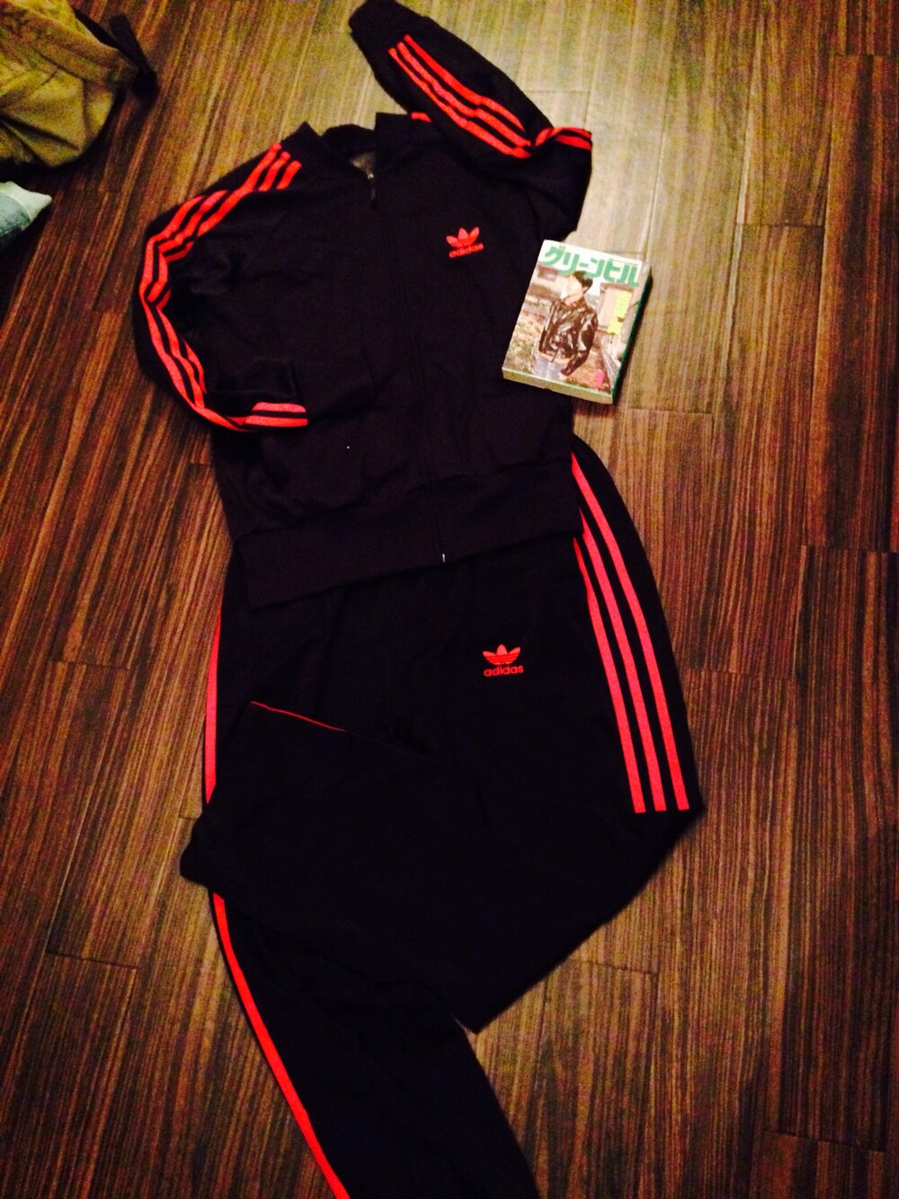 「ジャージ」｜「adidasのグリーンヒル（ジャージ、レッド系）」を使った、tajiさん（メンズ・165cm）の冬コーディネートの1枚目の写真