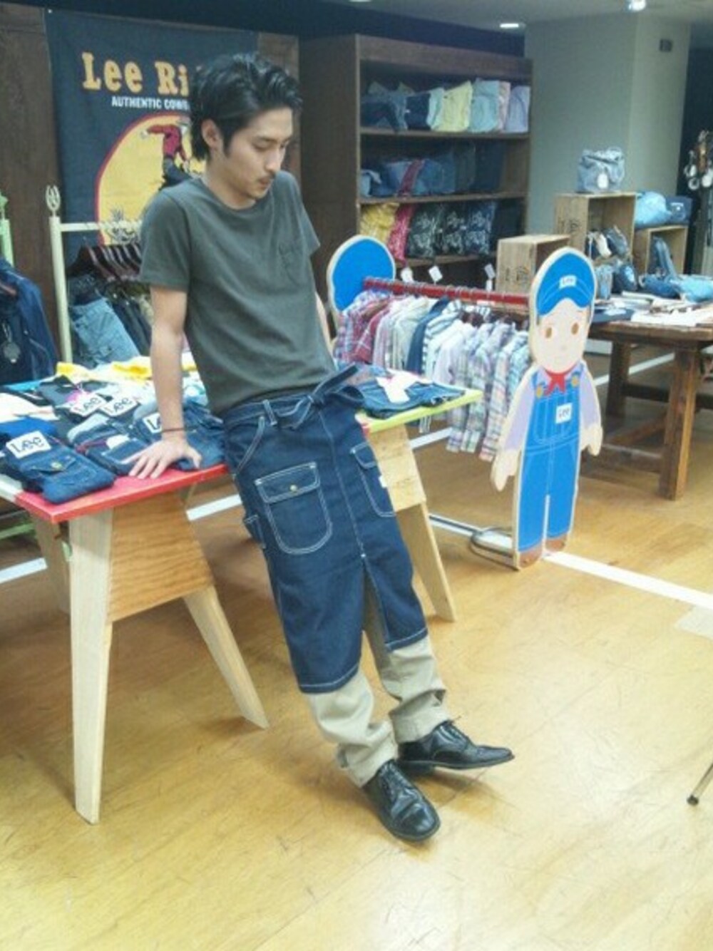 「LeeのWAIST APRON（エプロン、ブルー系）」を使った、タクヤさん（メンズ・169cm）の春コーディネートの1枚目の写真