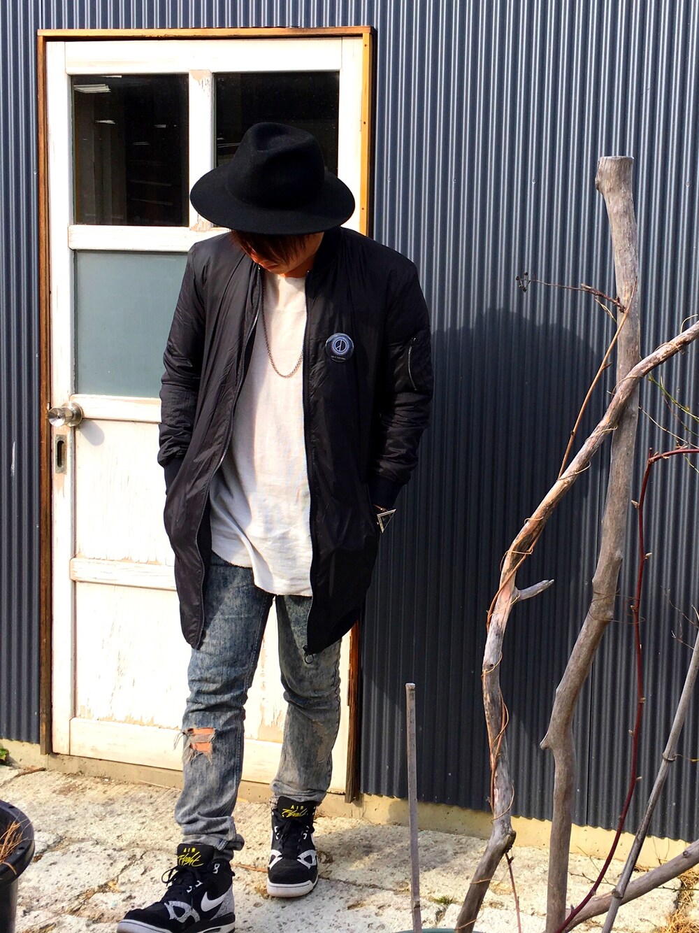 「MA-1、ロング丈、ブラック、つばひろハット、ナイキスニーカー、G-DRAGON、缶バッチ」｜「G-DRAGONのアイテム（その他小物、ブラック系）」を使った、Daikiさん（メンズ・170cm）の春コーディネートの1枚目の写真